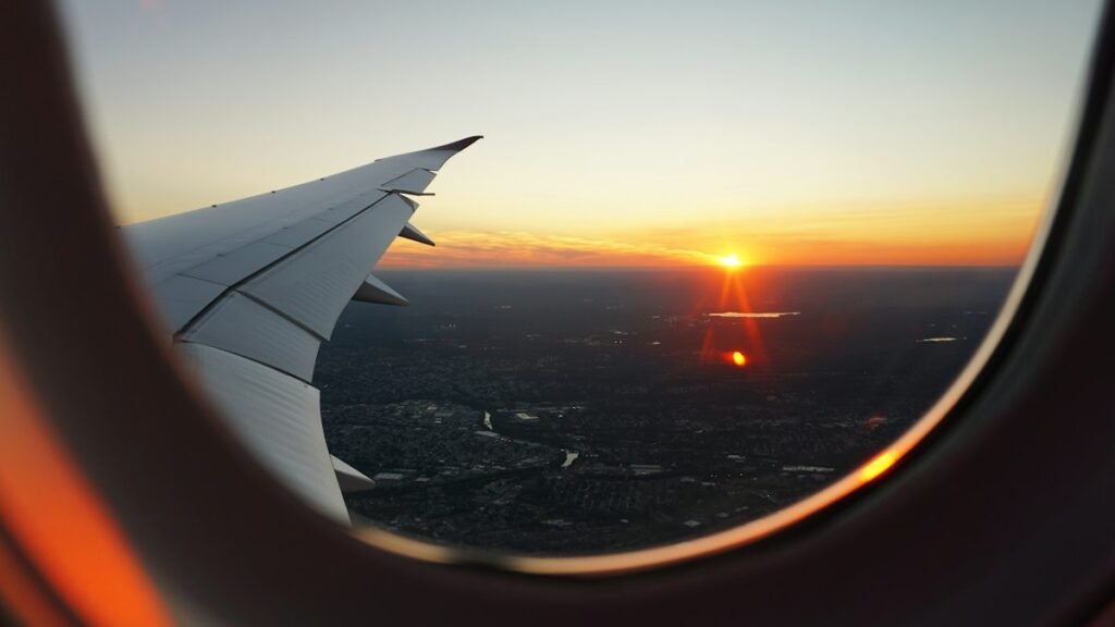 Coucher de soleil vu du hublot d'un avion