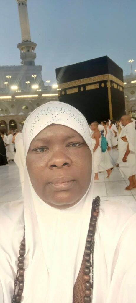 Adja Zorom Ouédraogo Rasmata, fondatrice d'Imane Voyages, devant la Kaaba à La Mecque