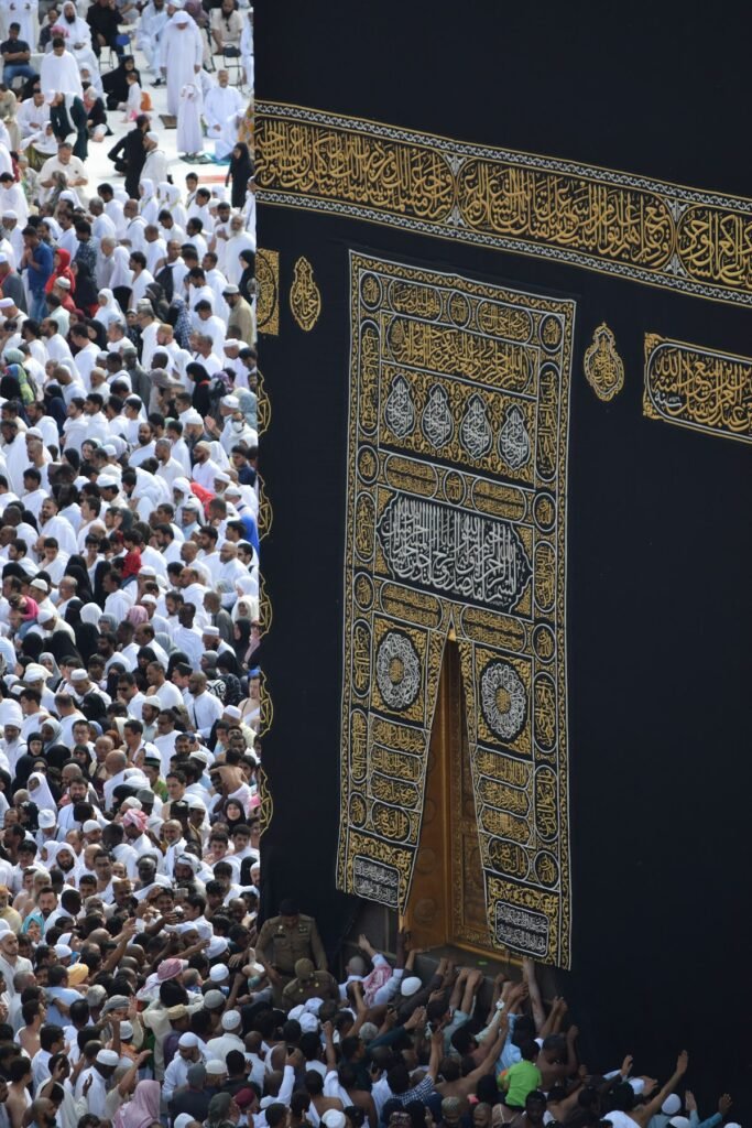 Pèlerins devant la Kaaba