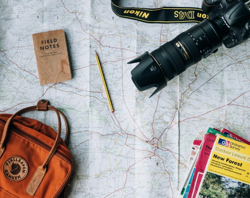 Voyageuse planifiant son itinéraire